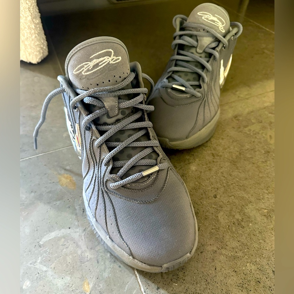 Nike zoom basketball sneaker